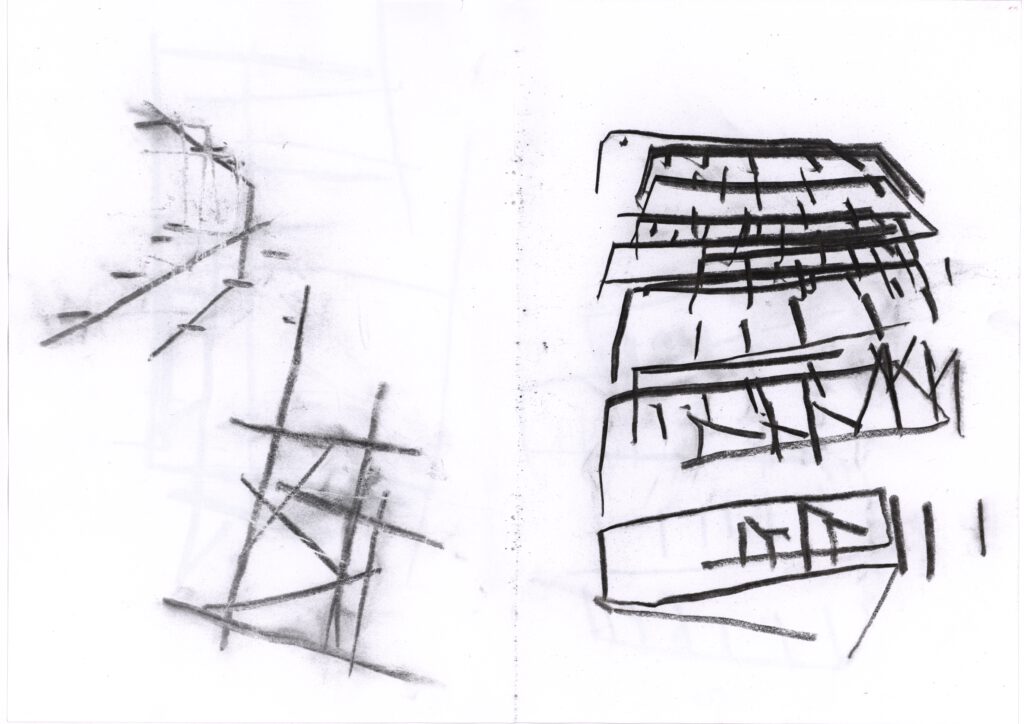 Eine Zeichnung architektonischer Strukturen in Zeichenkohle auf Papier