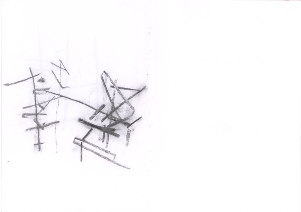 Eine Zeichnung architektonischer Strukturen in Zeichenkohle auf Papier