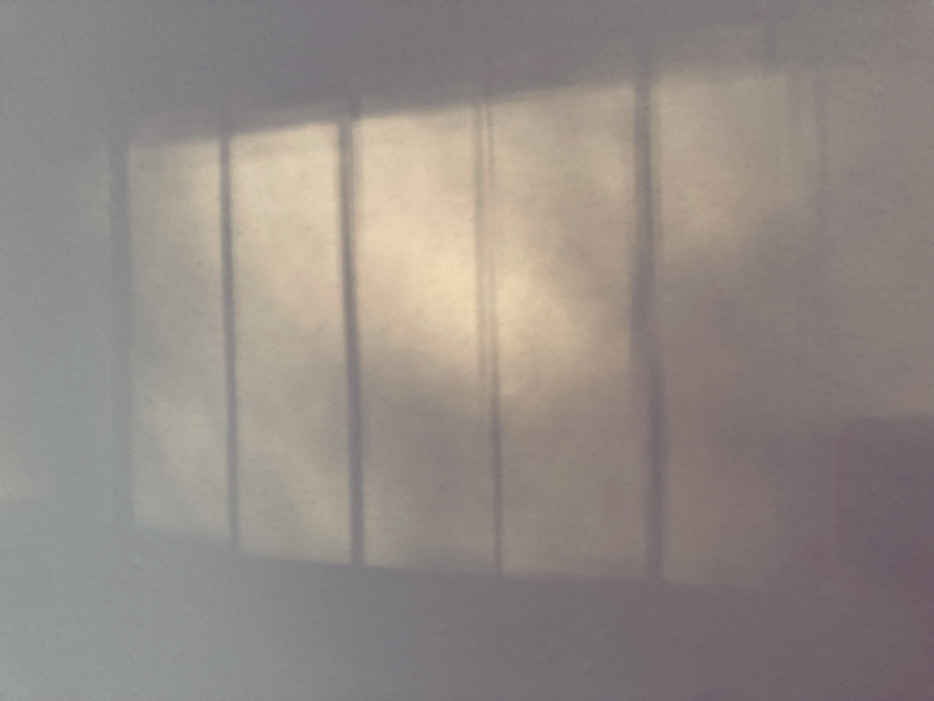Sonnenlichtflecken an einer weißen Wand